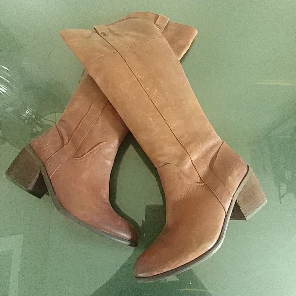 🔥VINCE CAMUTO 🔥DISTRESSED BOOTS